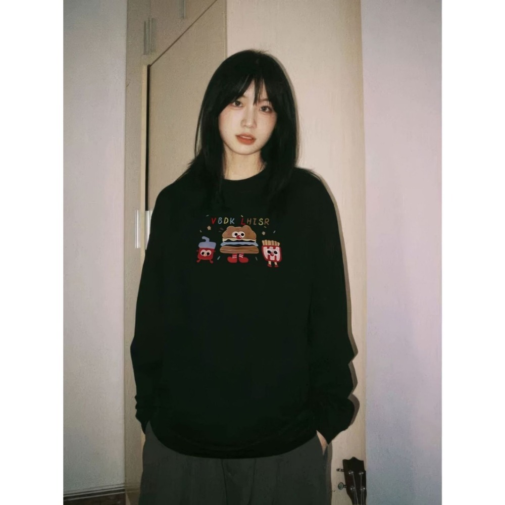 【LYOVEA】新款韓版可愛卡通印花長袖T恤 女性百搭休閒上衣 漢堡薯條飲料圖案 黑白兩色-細節圖2