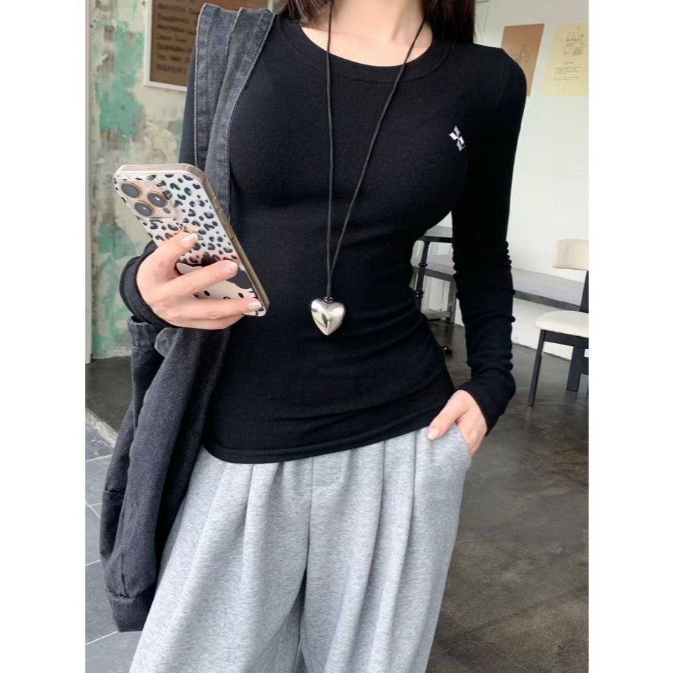 【LYOVEA】新款韓美混搭風 圓領刺繡收腰顯瘦長袖T恤-細節圖3