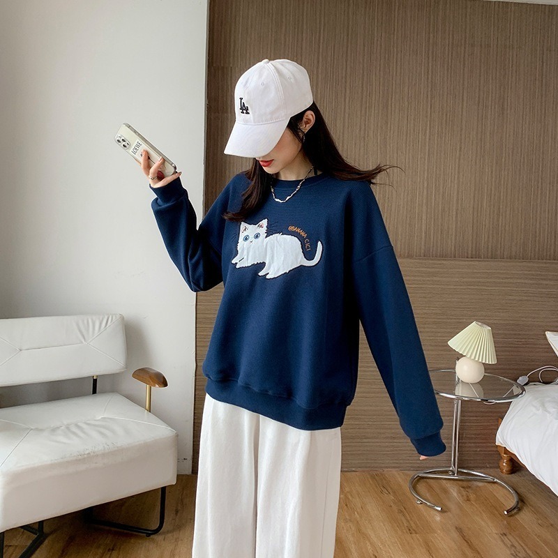 【LYOVEA】韓風可愛貓咪繡花圓領加厚長袖T恤 寬鬆休閒秋冬上衣 三色任選-規格圖3