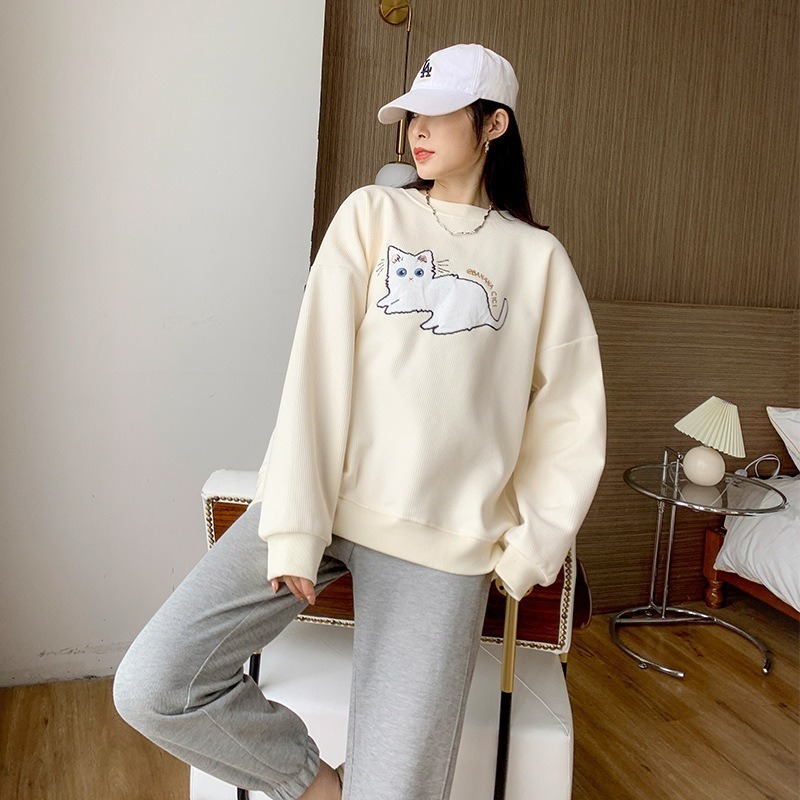 【LYOVEA】韓風可愛貓咪繡花圓領加厚長袖T恤 寬鬆休閒秋冬上衣 三色任選-規格圖3