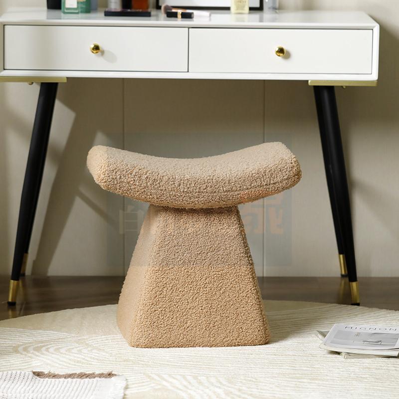 北歐奶油風方凳 網紅化妝椅 臥室化妝檯椅子 換鞋凳客廳小凳子 羊羔絨軟包凳 矮凳 白日夢想家具店-細節圖3