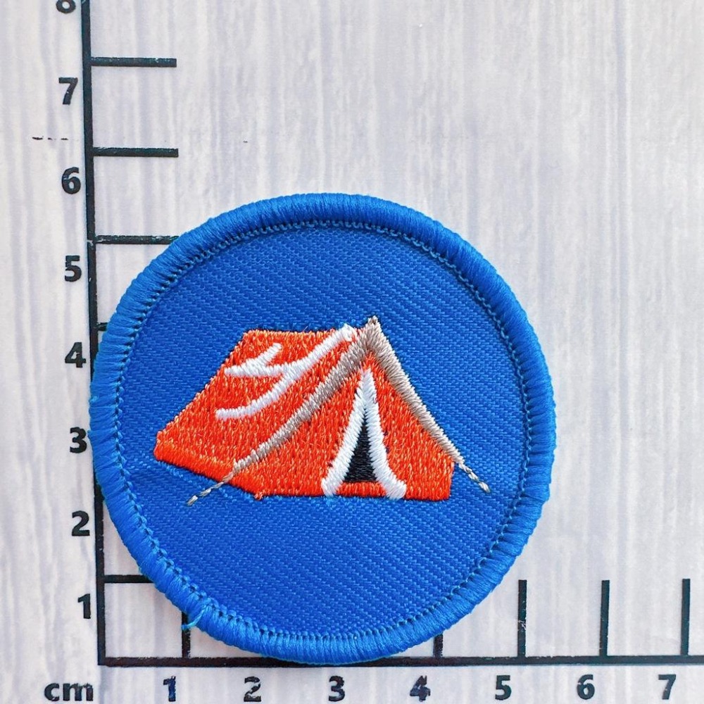 【皮卡布】J1 露營 野營 繩結 童軍 營火 望眼鏡 臂章 刺繡燙布貼 徽章 刺繡布貼 熨燙貼 帳篷 紅十字 魔鬼氈布章-細節圖2