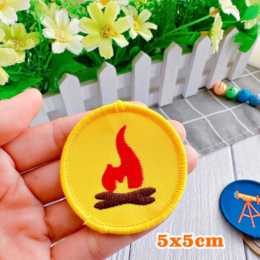 【皮卡布】J1 露營 野營 繩結 童軍 營火 望眼鏡 臂章 刺繡燙布貼 徽章 刺繡布貼 熨燙貼 帳篷 紅十字 魔鬼氈布章-規格圖8