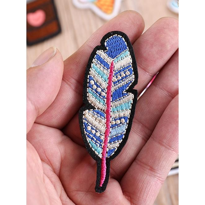 【皮卡布】B5手工diy 羽毛 標幟 電腦刺鏽 布章 臂章 布標 刺繡燙布貼 徽章 刺繡布貼 補丁 補破洞 熨燙布貼-細節圖2