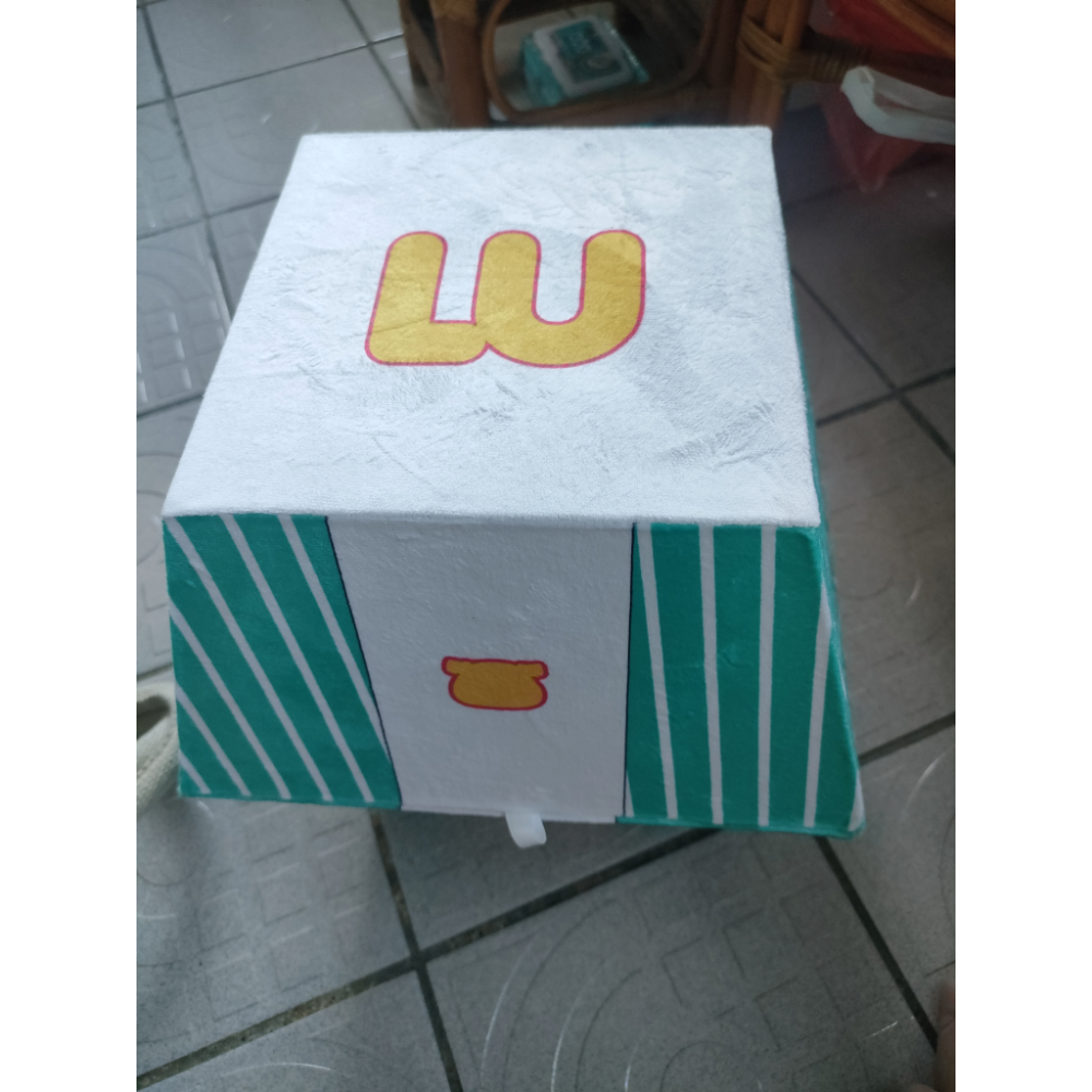 全新LULU豬堡堡一番賞餐盒  高約27  生產2025/05  有雷射標籤  外盒是植絨的，非常精緻-細節圖3