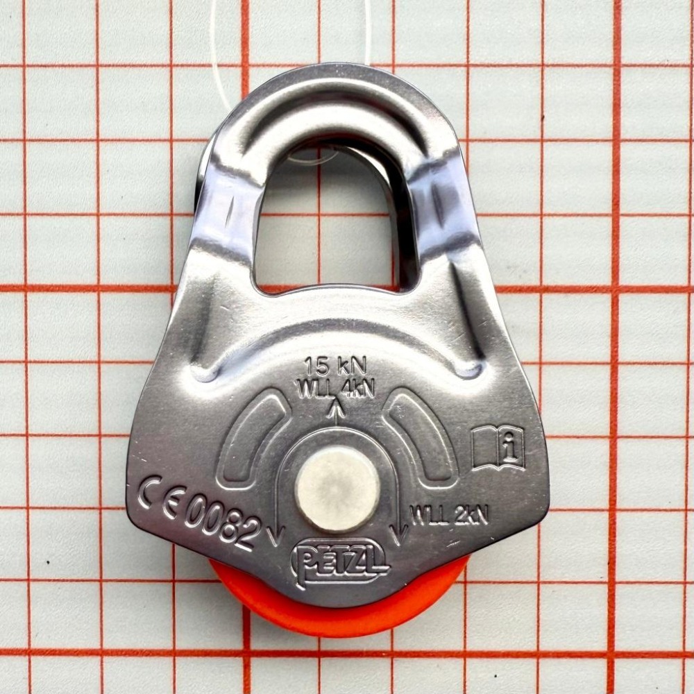 【隔壁山友】現貨+發票 Petzl Oscillante Pulley 滑輪 輕量滑輪 發票 緊急用移動側板滑輪-細節圖2