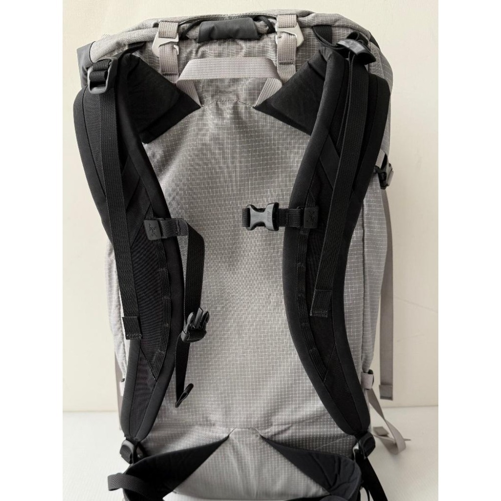 【隔壁山友】二手九成新 Arc‘teryx Alpha AR 35 輕量登山包 始祖鳥 登山包 登山 背包-細節圖3