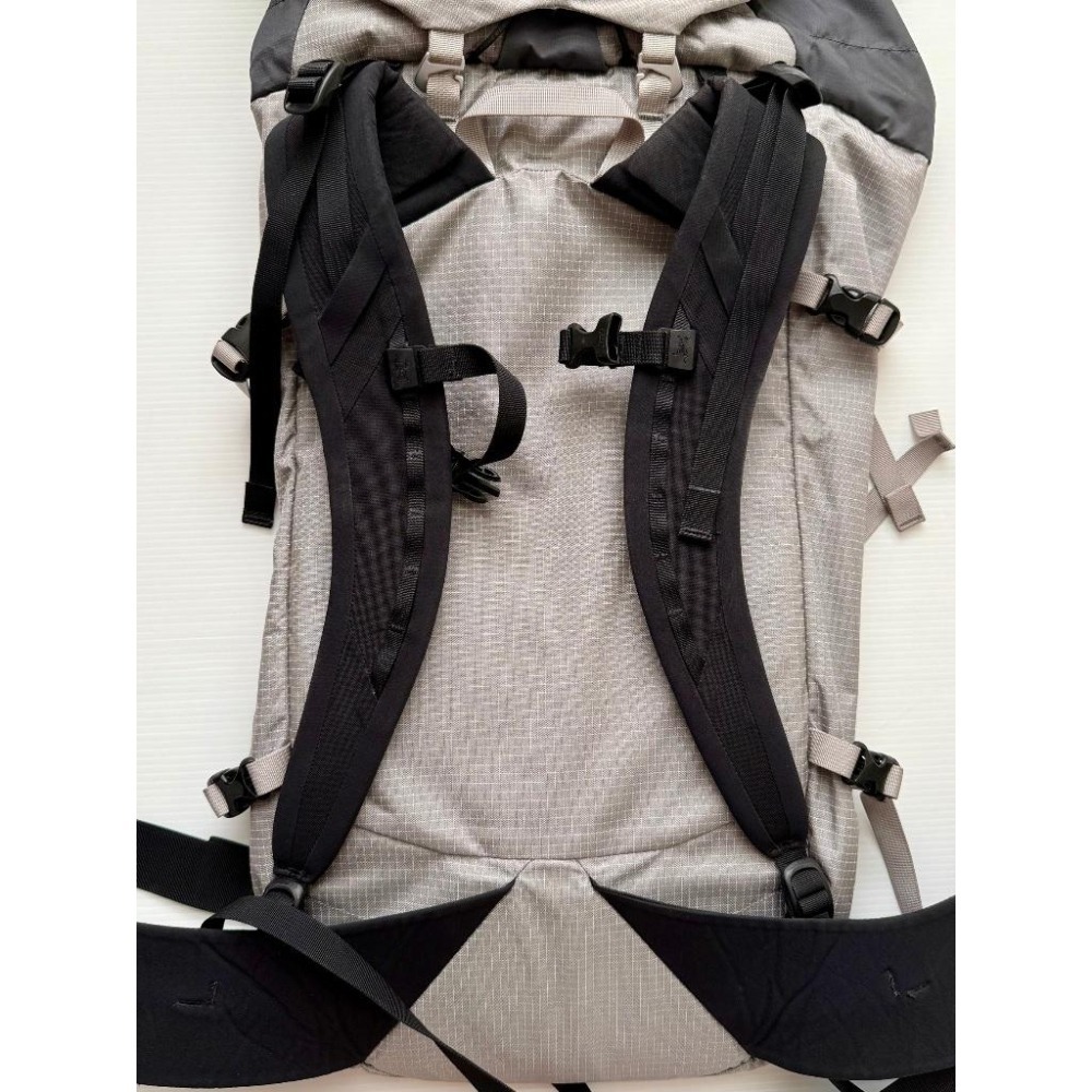 【隔壁山友】二手九成新 Arc‘teryx Alpha AR 35 輕量登山包 始祖鳥 登山包 登山 背包-細節圖7