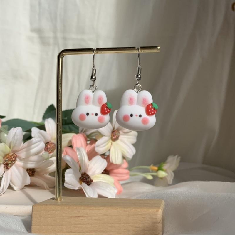 𝗦𝗽𝗿𝗶𝗻𝗚𝘂𝗮｜現貨｜草莓小白兔耳環 可愛日系動物迷你精緻少女心趣味耳飾無耳洞耳夾-細節圖4