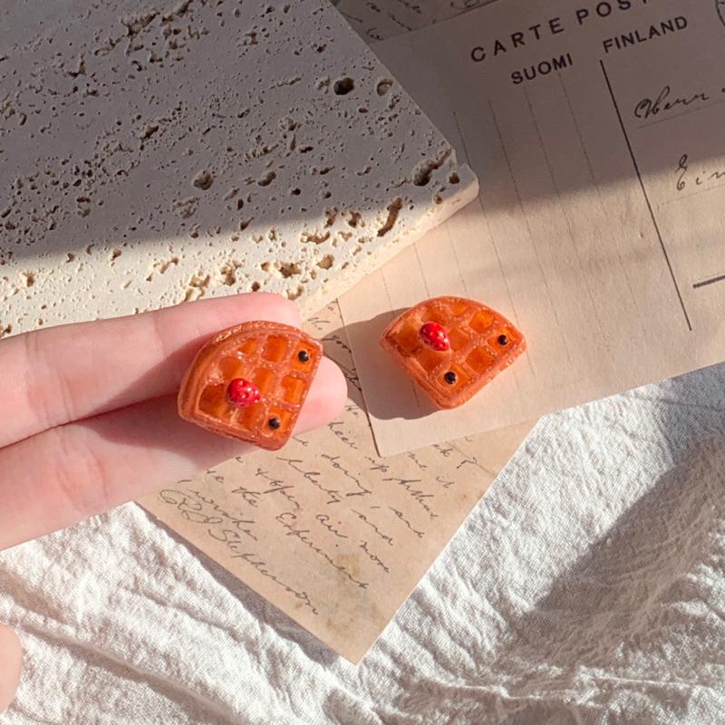 𝗦𝗽𝗿𝗶𝗻𝗚𝘂𝗮｜現貨｜草莓亮晶晶鬆餅 清新可愛日系食物迷你精緻少女心趣味創意耳飾吊飾無耳洞耳夾-細節圖2