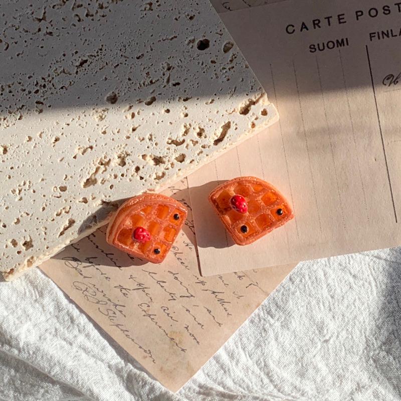 𝗦𝗽𝗿𝗶𝗻𝗚𝘂𝗮｜現貨｜草莓亮晶晶鬆餅 清新可愛日系食物迷你精緻少女心趣味創意耳飾吊飾無耳洞耳夾-細節圖4