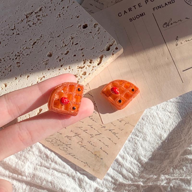 𝗦𝗽𝗿𝗶𝗻𝗚𝘂𝗮｜現貨｜草莓亮晶晶鬆餅 清新可愛日系食物迷你精緻少女心趣味創意耳飾吊飾無耳洞耳夾-細節圖5