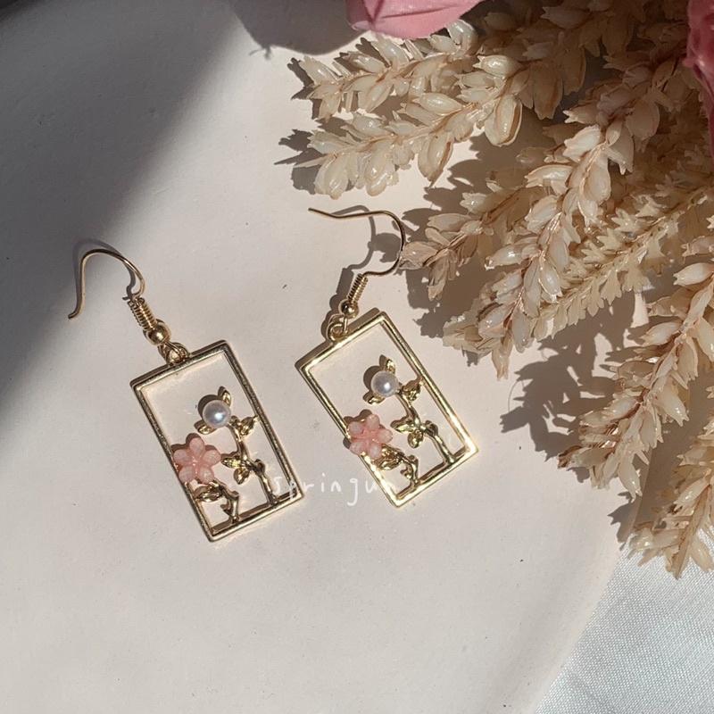 𝗦𝗽𝗿𝗶𝗻𝗚𝘂𝗮｜現貨｜古風梅花珍珠耳環 復古精緻氣質古韻百搭無耳洞耳夾-細節圖3