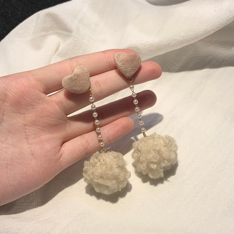 𝗦𝗽𝗿𝗶𝗻𝗚𝘂𝗮｜現貨｜粉色愛心珍珠毛球耳環 S925法式復古秋冬溫柔油畫浪漫森系氣質精緻輕奢百搭-細節圖4