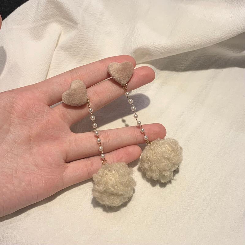 𝗦𝗽𝗿𝗶𝗻𝗚𝘂𝗮｜現貨｜粉色愛心珍珠毛球耳環 S925法式復古秋冬溫柔油畫浪漫森系氣質精緻輕奢百搭-細節圖5