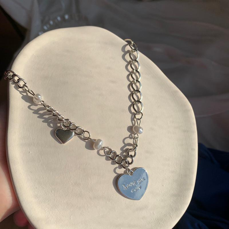 𝗦𝗽𝗿𝗶𝗻𝗚𝘂𝗮｜現貨｜珍珠貝母愛心項鍊 吊墜字母女高級感網紅百搭鎖骨鏈嘻哈冷淡風配飾-細節圖2