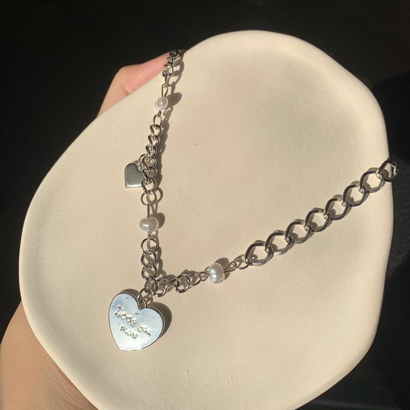 𝗦𝗽𝗿𝗶𝗻𝗚𝘂𝗮｜現貨｜珍珠貝母愛心項鍊 吊墜字母女高級感網紅百搭鎖骨鏈嘻哈冷淡風配飾-細節圖3