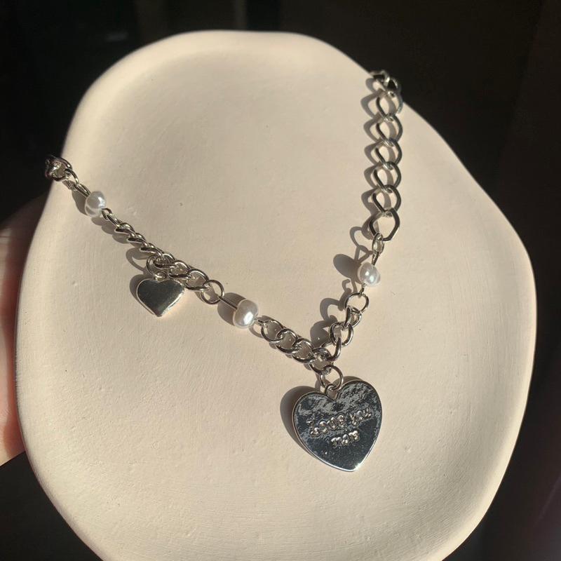 𝗦𝗽𝗿𝗶𝗻𝗚𝘂𝗮｜現貨｜珍珠貝母愛心項鍊 吊墜字母女高級感網紅百搭鎖骨鏈嘻哈冷淡風配飾-細節圖4