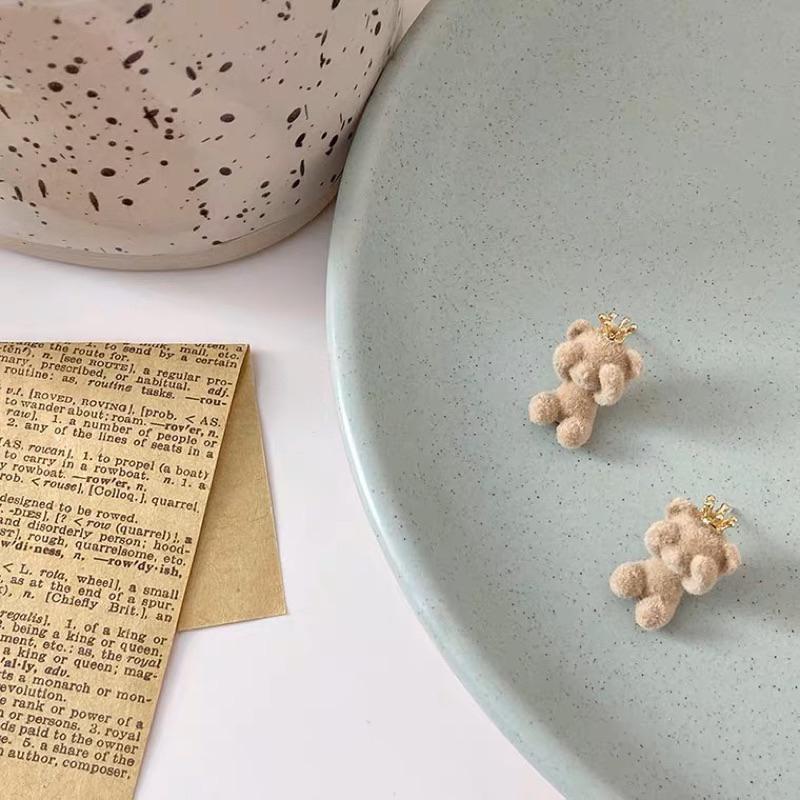 𝗦𝗽𝗿𝗶𝗻𝗚𝘂𝗮｜現貨｜毛絨皇冠小熊 S925可愛植絨日系小巧動物迷你精緻少女心趣味創意耳飾無耳洞耳夾-細節圖3