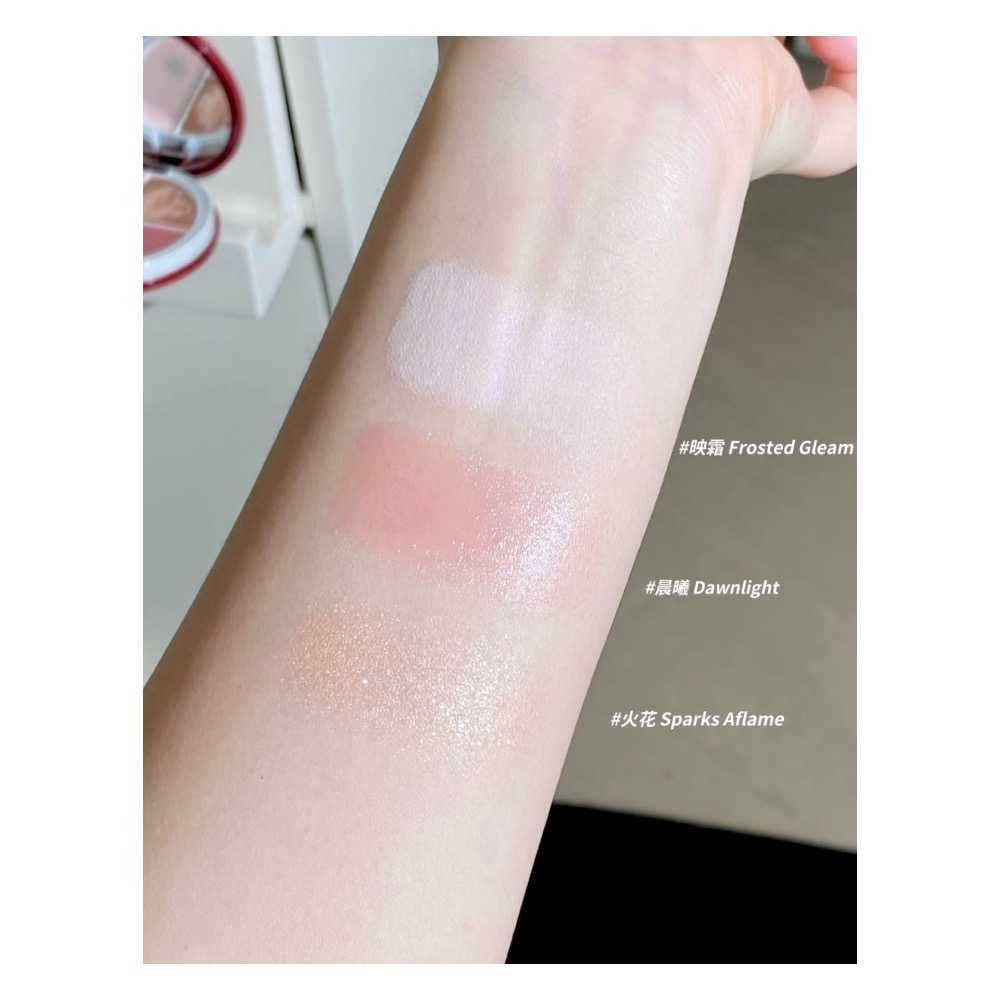 戴栗ლ RC ʀᴇᴅ ᴄʜᴀᴍʙᴇʀ 三色薑餅人高光盤 多用粉 多用膏 🎅🏻✨冬日淡顏上鏡高透感❄️高光 腮紅提亮-細節圖3