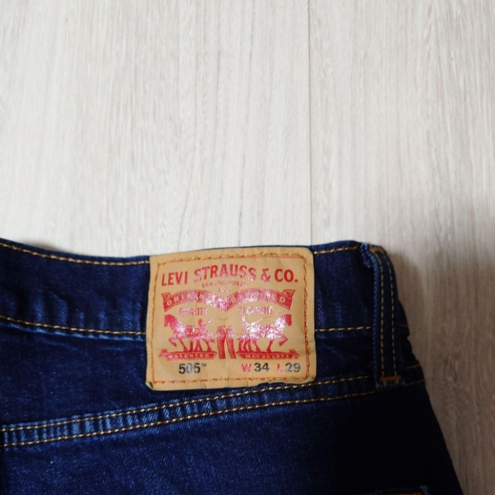 九成新 Levi＇s 牛仔褲 W:34 L:29(下標前請先詢問）九成新 因為尺寸不合所以售出 褲長40.5吋褲管寬8吋-細節圖2