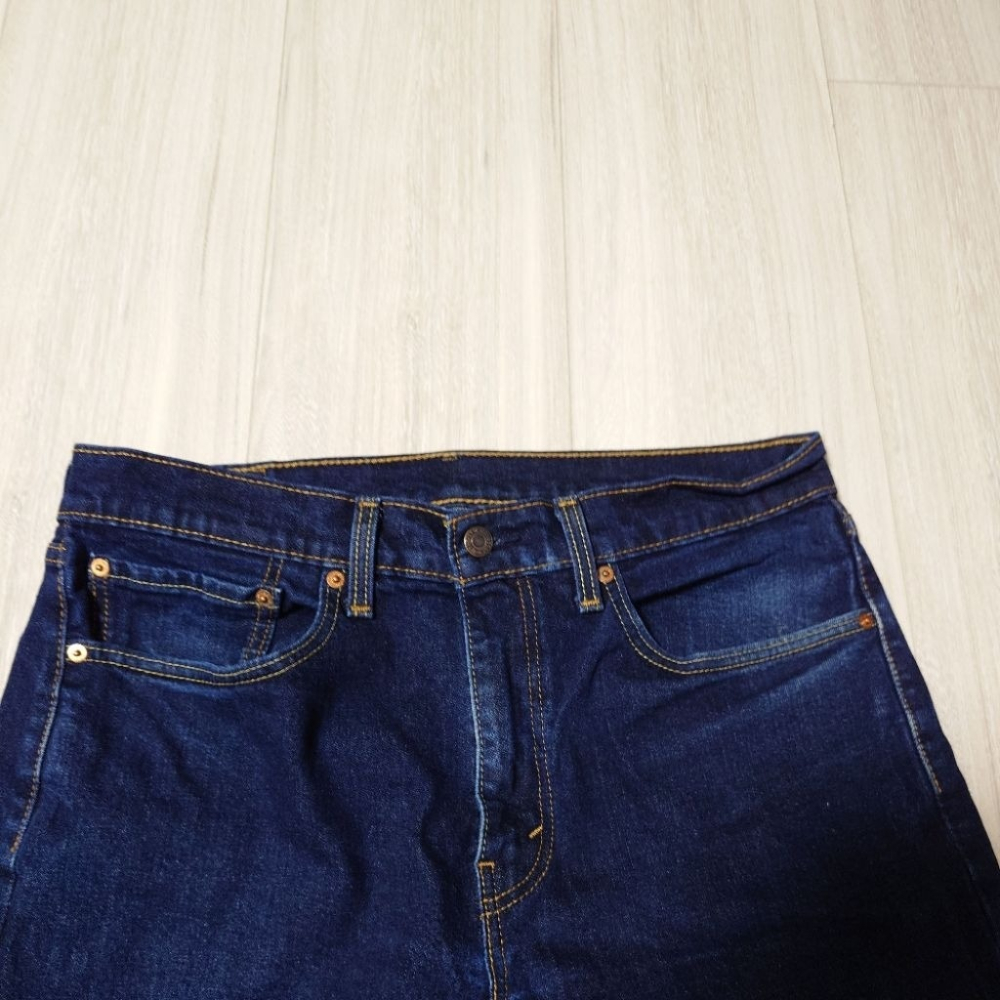 九成新 Levi＇s 牛仔褲 W:34 L:29(下標前請先詢問）九成新 因為尺寸不合所以售出 褲長40.5吋褲管寬8吋-細節圖4