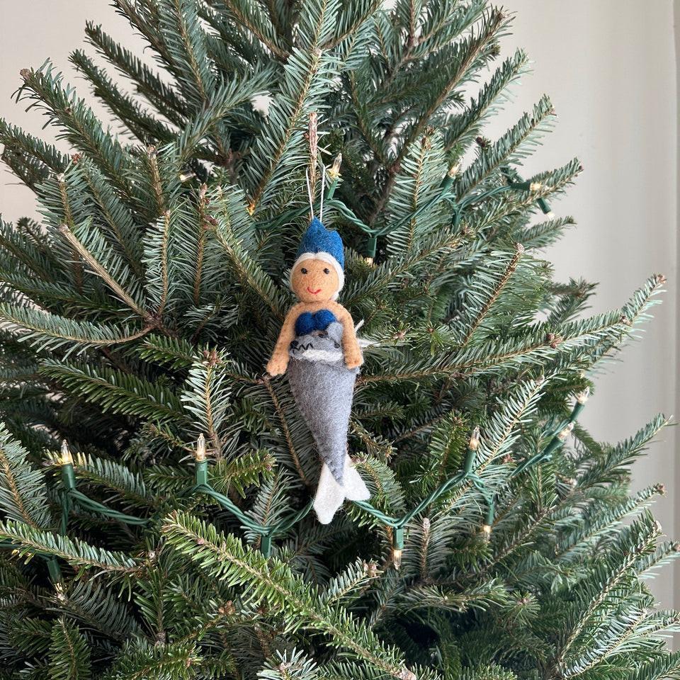 聖誕樹吊飾 美人魚王后抱鯊魚 聖誕裝飾 羊毛氈聖誕掛飾 聖誕佈置-細節圖3