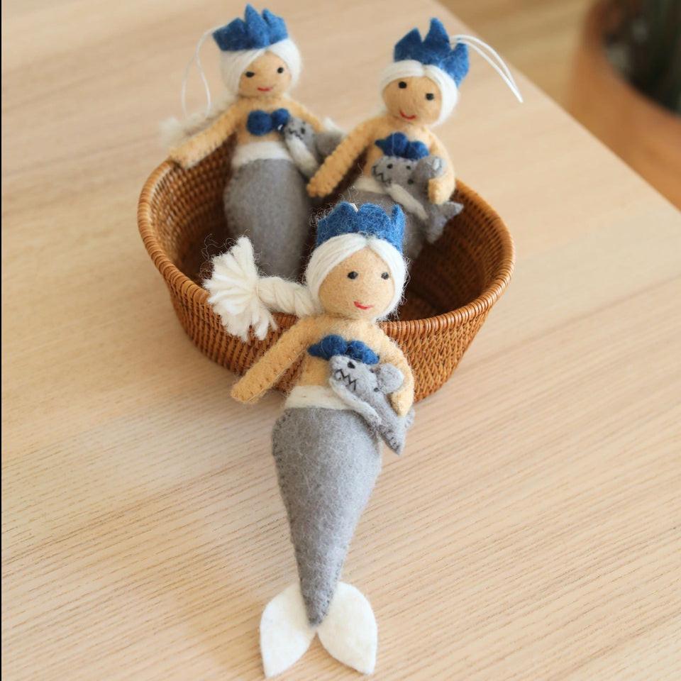 聖誕樹吊飾 美人魚王后抱鯊魚 聖誕裝飾 羊毛氈聖誕掛飾 聖誕佈置-細節圖4