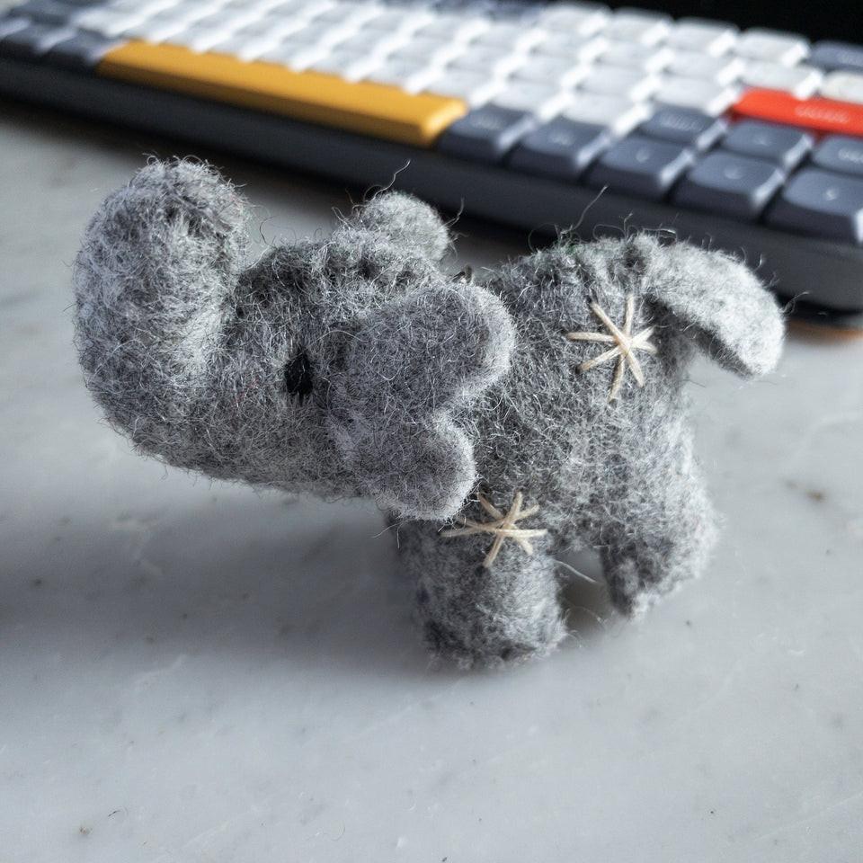 Felt Keychain - Elephant with Snowflake Embroidery-細節圖4