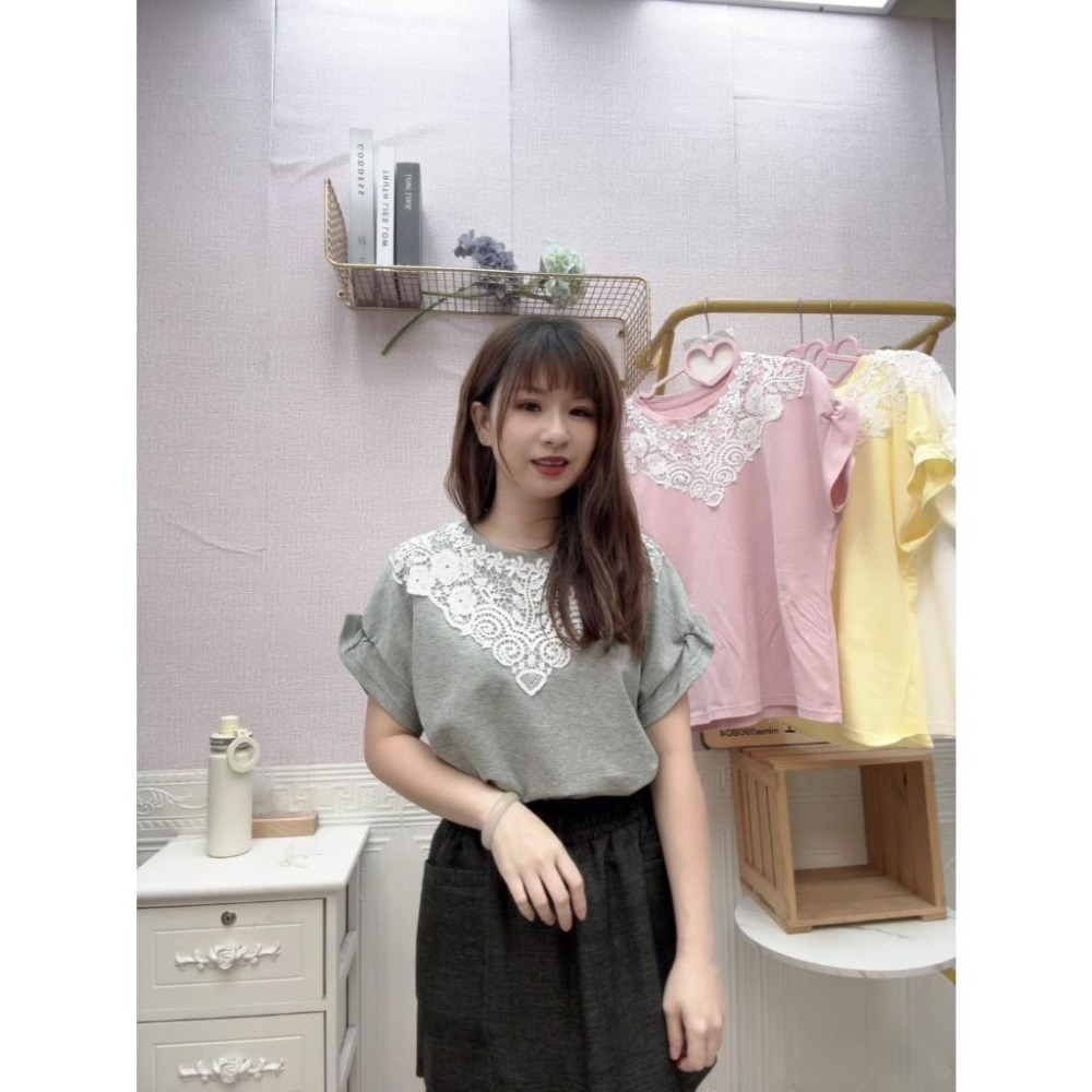 MIMA女王❤A523💡溫柔氣質v領花朵蕾絲拼接包袖棉T-細節圖2