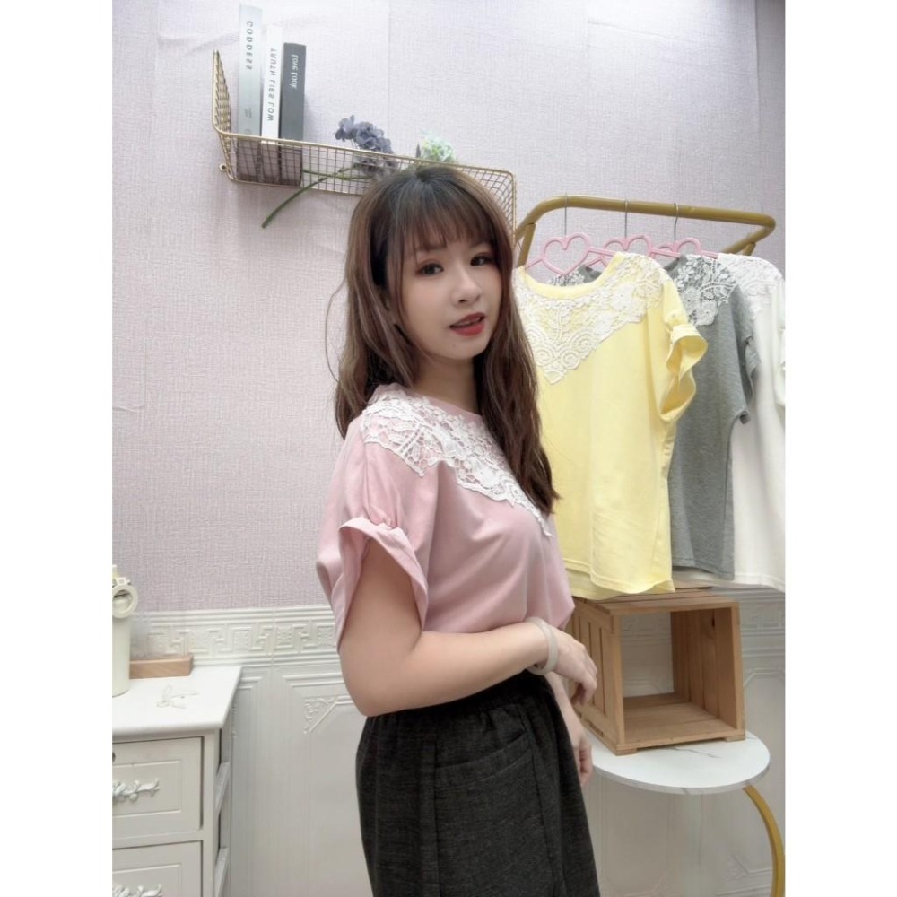 MIMA女王❤A523💡溫柔氣質v領花朵蕾絲拼接包袖棉T-細節圖3