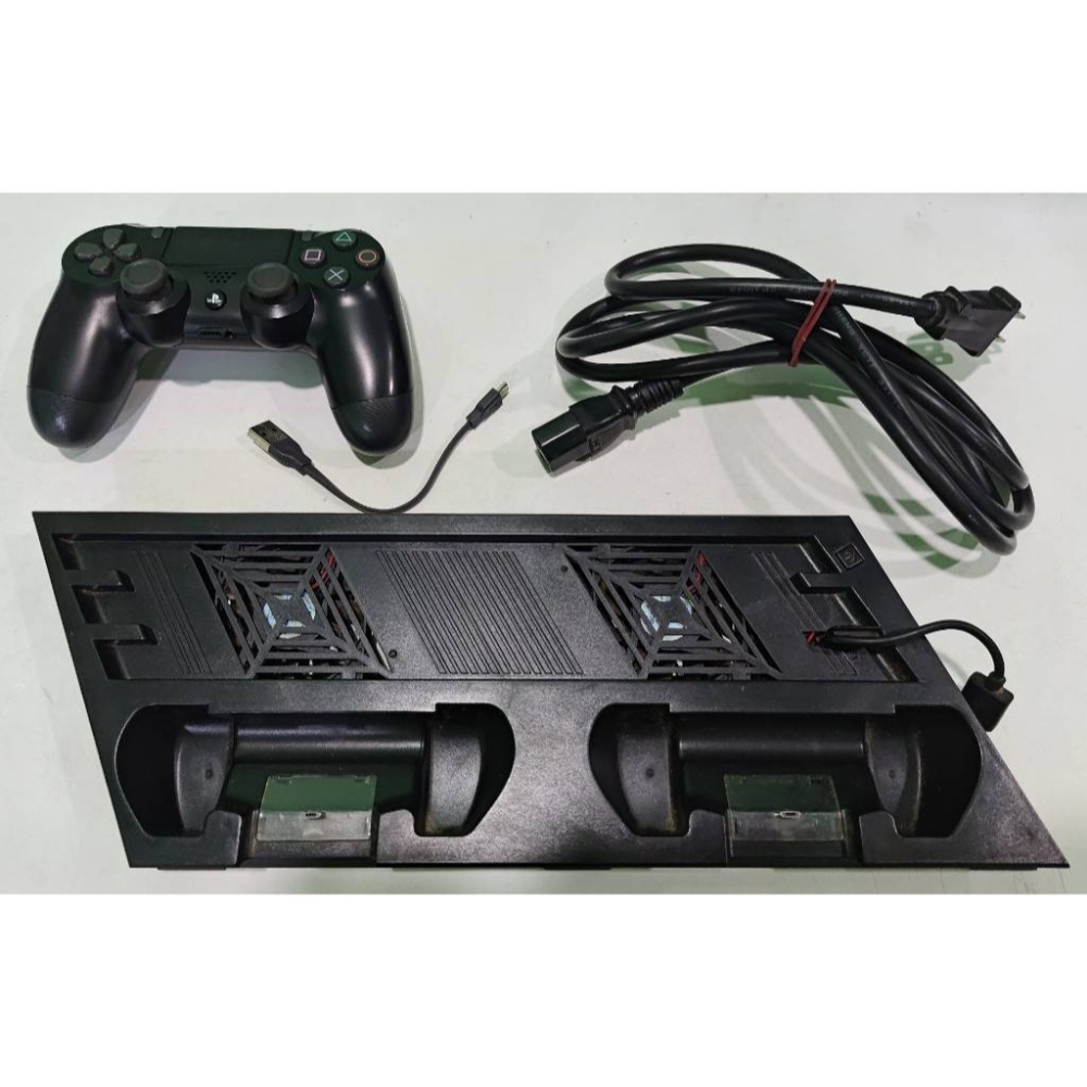 ＜譜蕾兒電玩＞（二手）PS4 PRO 主機 Playstation 極致黑 附主機直立架(雙手把充電座)-細節圖3