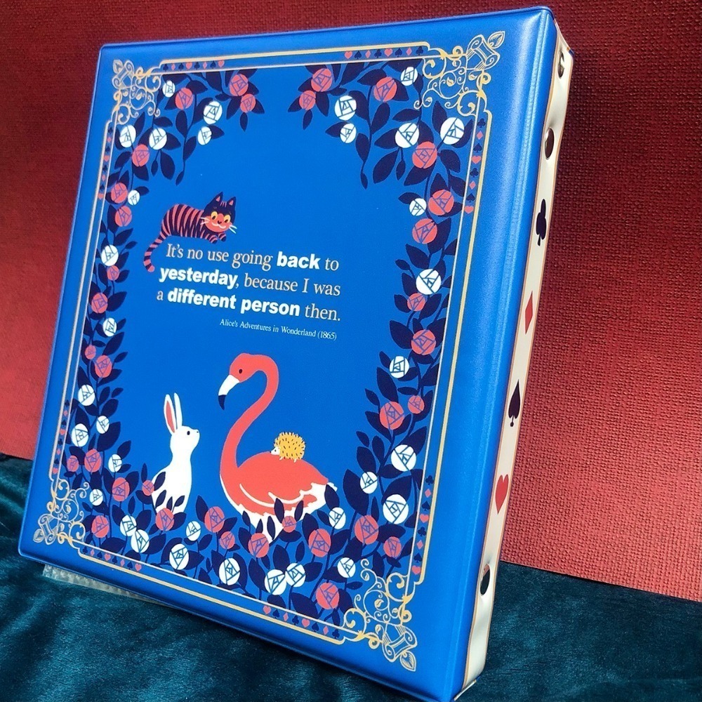 【Miki Chen 插畫工作室】 台灣原創插畫-霧面愛麗絲明信片兩孔活頁搜集冊-細節圖2