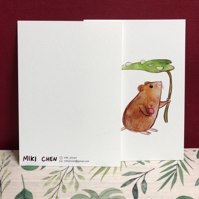 【Miki Chen 插畫工作室】 台灣原創插畫明信片-水彩風格-拿葉子躲雨的小老鼠-細節圖2