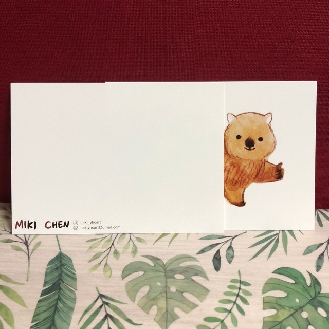 【Miki Chen 插畫工作室】 台灣原創插畫明信片-今天也很方便的袋熊-細節圖2