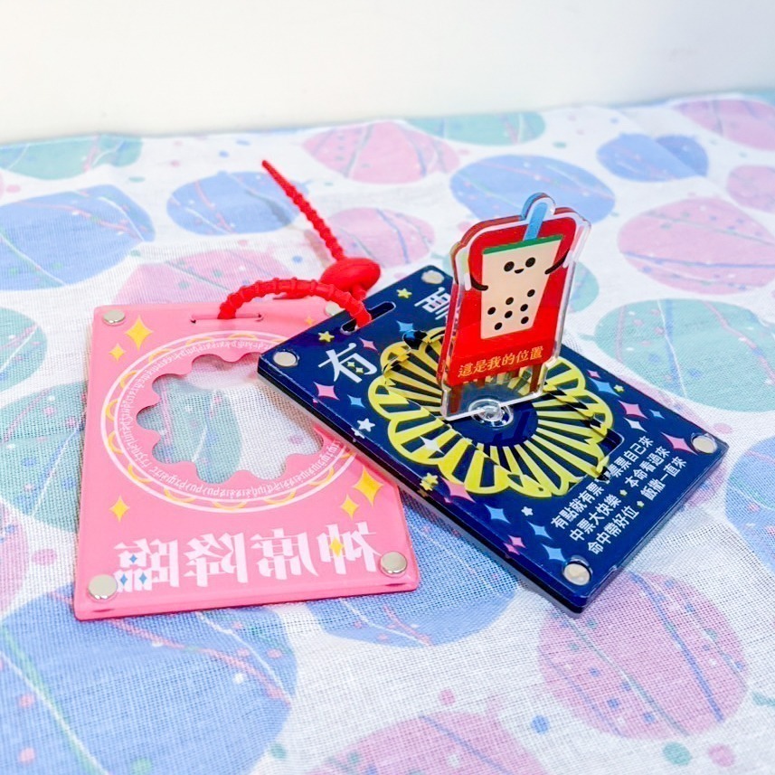 【Miki Chen 插畫工作室】 台灣原創插畫-求票追星旋轉珍奶迷妹壓克力NFC-細節圖4