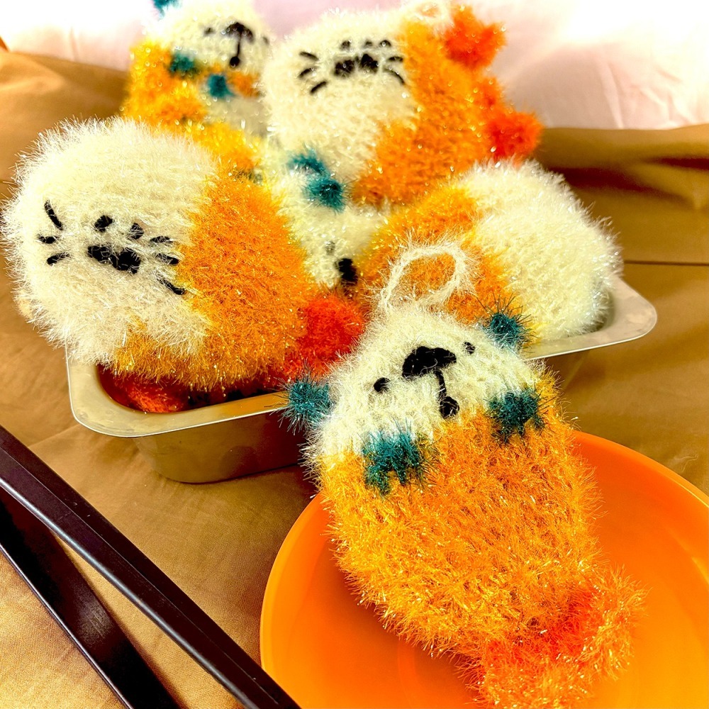 【Miki Chen 插畫工作室】 台灣原創插畫-純手工鉤針可愛菜瓜布洗澡洗碗海獺海豹好朋友吊飾-細節圖2