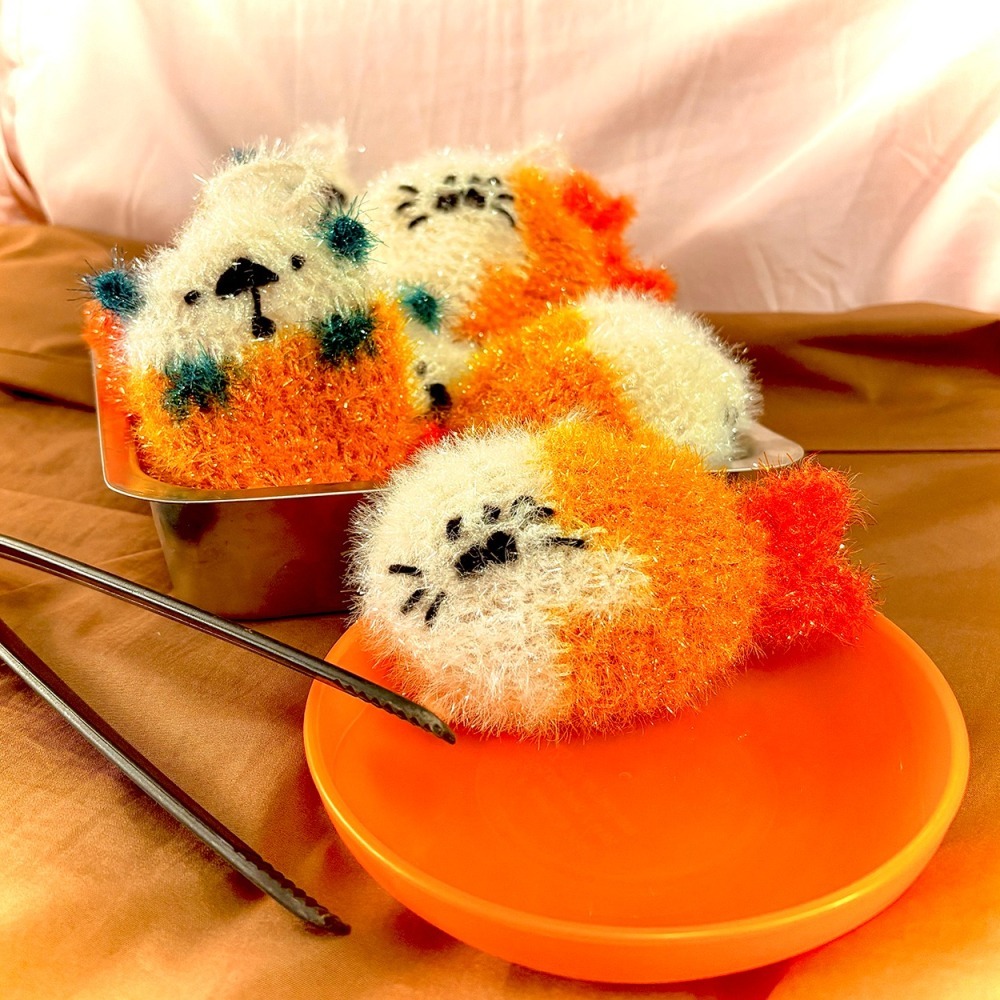 【Miki Chen 插畫工作室】 台灣原創插畫-純手工鉤針可愛菜瓜布洗澡洗碗海獺海豹好朋友吊飾-細節圖3