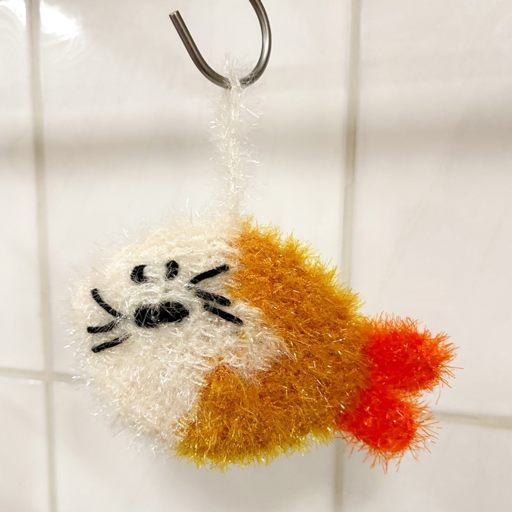 【Miki Chen 插畫工作室】 台灣原創插畫-純手工鉤針可愛菜瓜布洗澡洗碗海獺海豹好朋友吊飾-規格圖10