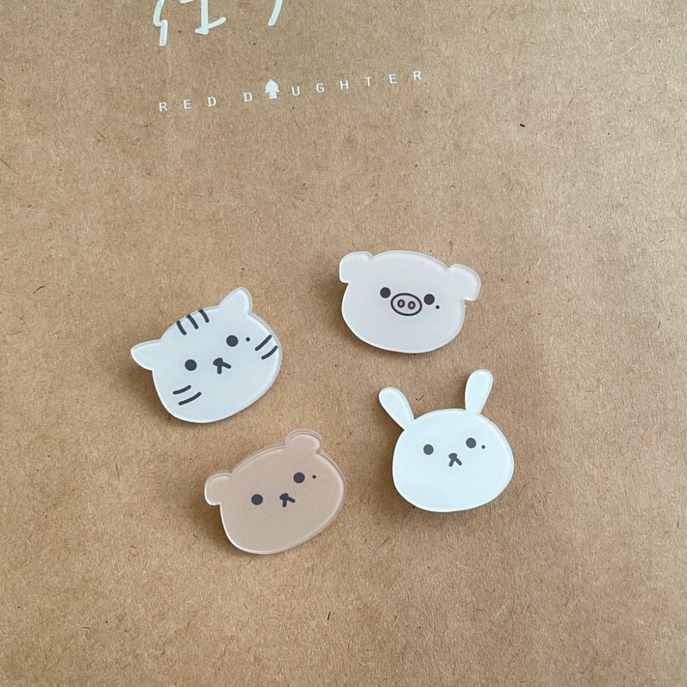 紅女兒〔原創設計小物〕別針 胸針 別針 徽章 壓克力別針 小別針 可愛 胸章 別針 貓咪 小熊 熊 兔子 小豬 文創-細節圖4