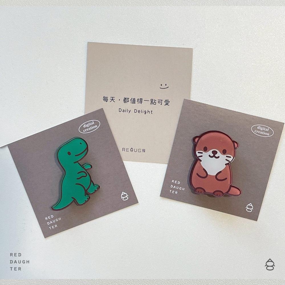 紅女兒〔animal〕恐龍別針 水獺 別針 胸針 徽章 胸章 小徽章 可愛徽章 可愛別針 胸針別針 別針徽章 壓克力別針-細節圖3
