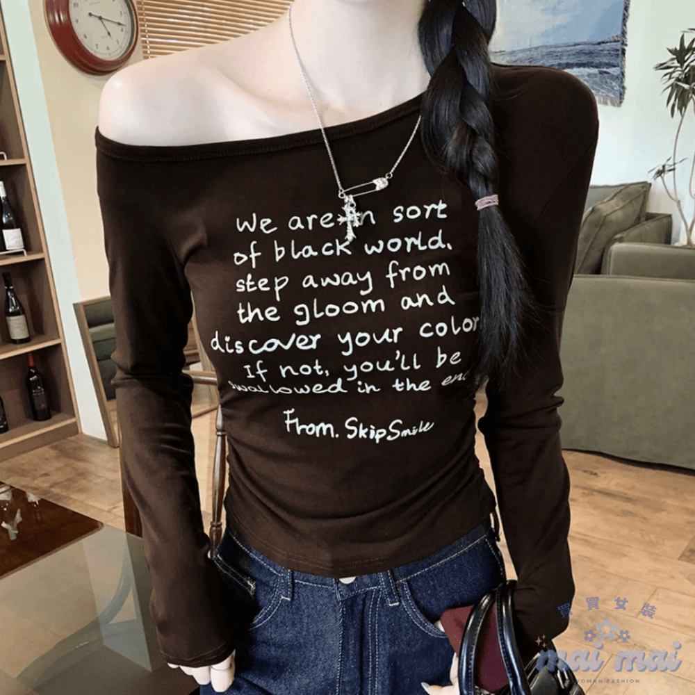 【買買女裝】台灣現貨 辣妹風一字肩長袖 斜肩上衣 薄長袖 字母印花修身短款 美式復古斜肩上衣 紅色打底衫【W346#】-規格圖9