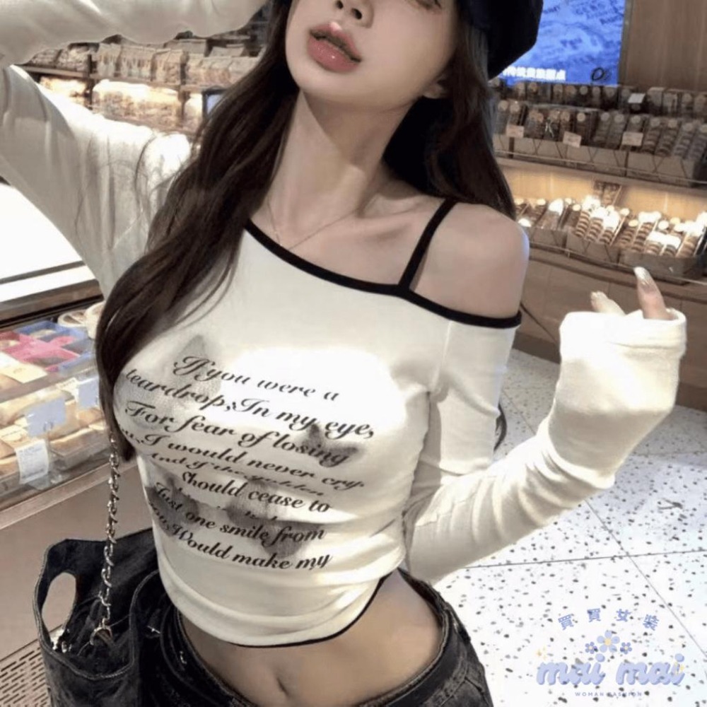 【買買女裝】台灣現貨 斜肩字母印花長袖T恤 長袖 長袖T恤 T恤 女裝 女上衣 斜肩上衣 薄長袖 合身上衣【W324#】-細節圖3