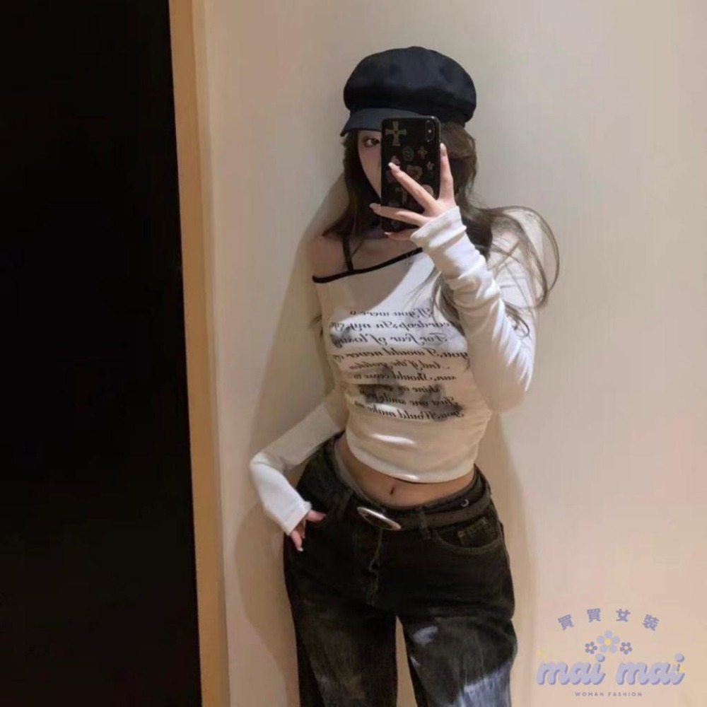 【買買女裝】台灣現貨 斜肩字母印花長袖T恤 長袖 長袖T恤 T恤 女裝 女上衣 斜肩上衣 薄長袖 合身上衣【W324#】-細節圖7