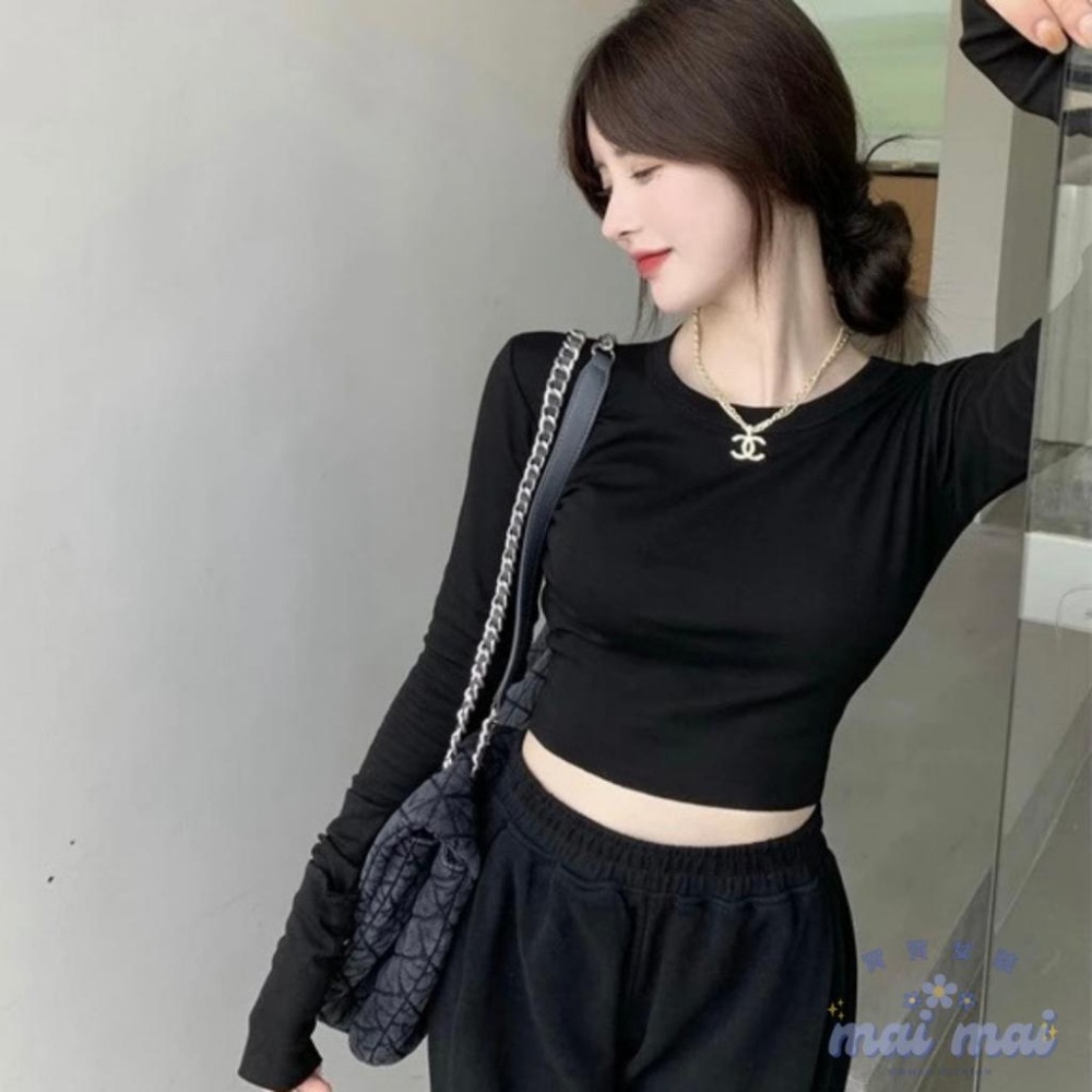 【買買女裝】台灣現貨🚚彈性合身顯瘦 長袖素色上衣 高腰圓領短版露臍長袖T恤 高級灰 緊身上衣 打底衣 長袖【W329#】-細節圖3