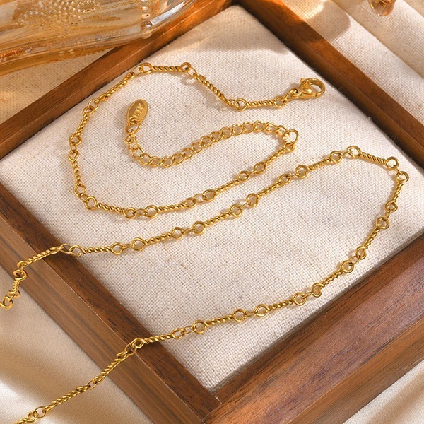 《 QBOX 》FASHION 飾品【GBR-2205】 精緻個性秀氣金色麻花環圈相扣鈦鋼手鍊/項鍊(一組)-細節圖4