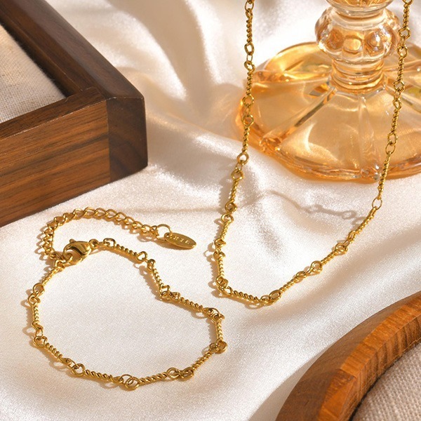 《 QBOX 》FASHION 飾品【GBR-2205】 精緻個性秀氣金色麻花環圈相扣鈦鋼手鍊/項鍊(一組)-細節圖5