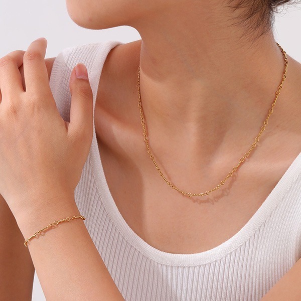 《 QBOX 》FASHION 飾品【GBR-2205】 精緻個性秀氣金色麻花環圈相扣鈦鋼手鍊/項鍊(一組)-細節圖7