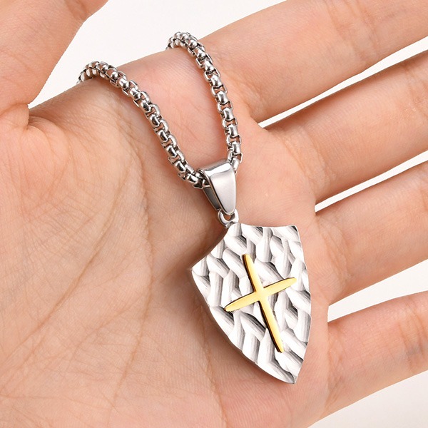 《QBOX 》FASHION 飾品【CPN-2087】精緻個性鑿紋金色十字架盾牌鑄造鈦鋼墬子項鍊/掛飾-細節圖6
