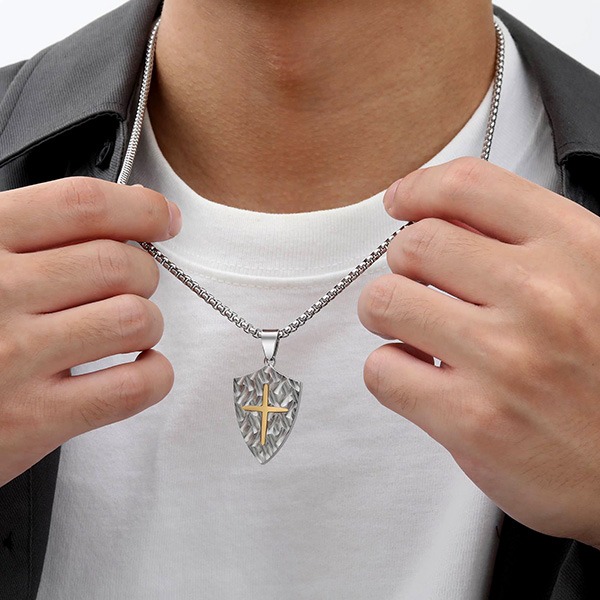 《QBOX 》FASHION 飾品【CPN-2087】精緻個性鑿紋金色十字架盾牌鑄造鈦鋼墬子項鍊/掛飾-細節圖7